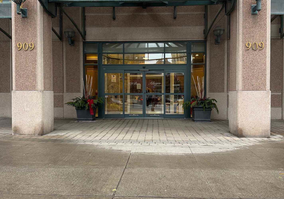 909-bay-street-toronto-ontario-c13115950