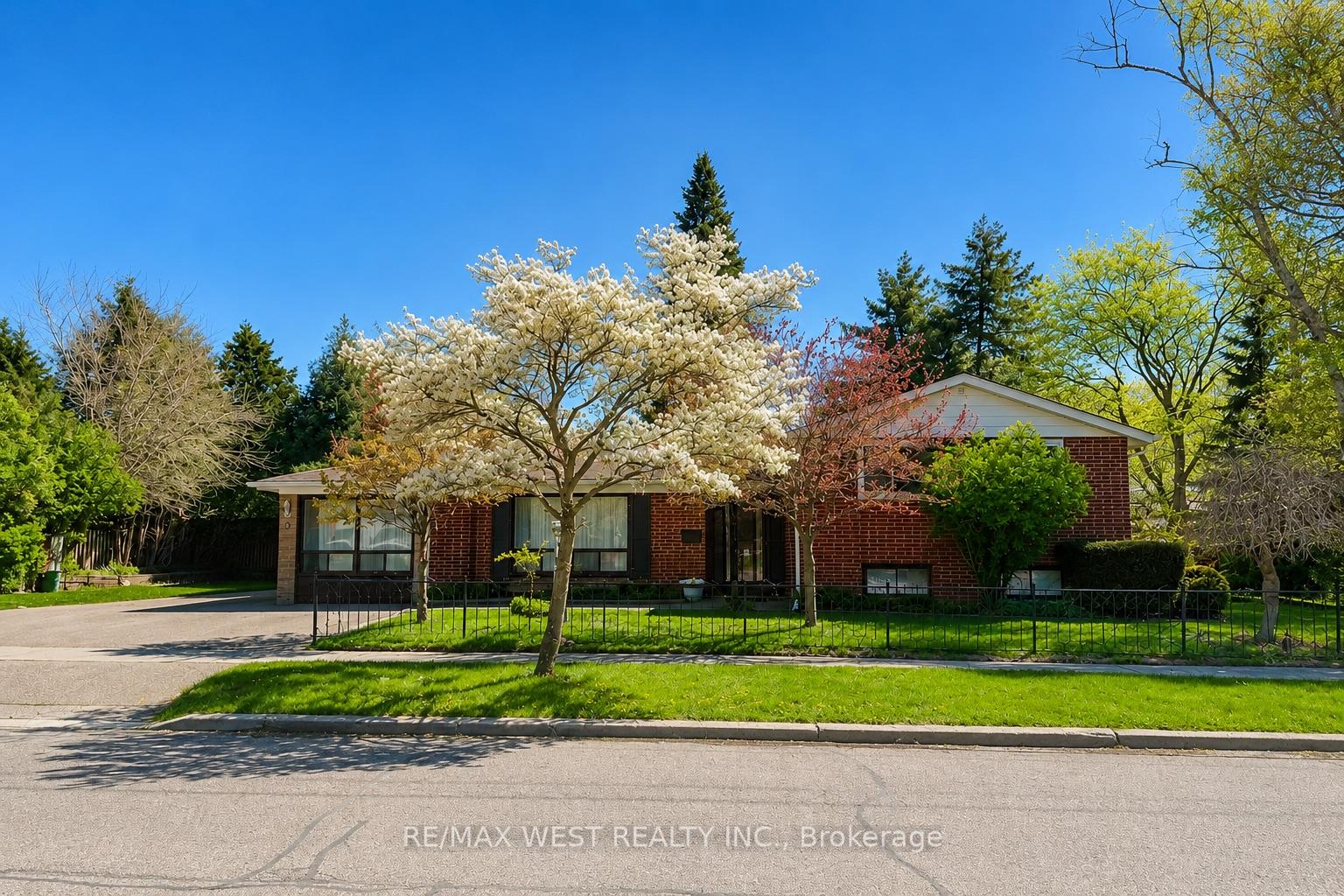 2-lisburn-crescent-north-york-ontario-c13118664