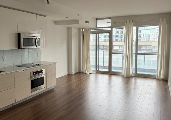 210-simcoe-street-toronto-ontario-c13122312