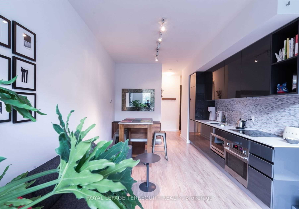 377-madison-avenue-toronto-ontario-c13124318