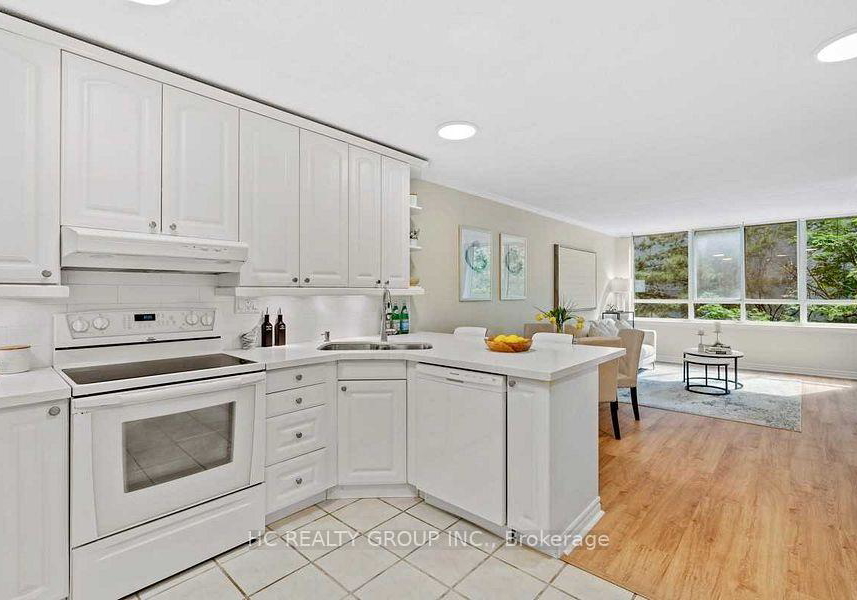 633-bay-street-toronto-ontario-c13136342
