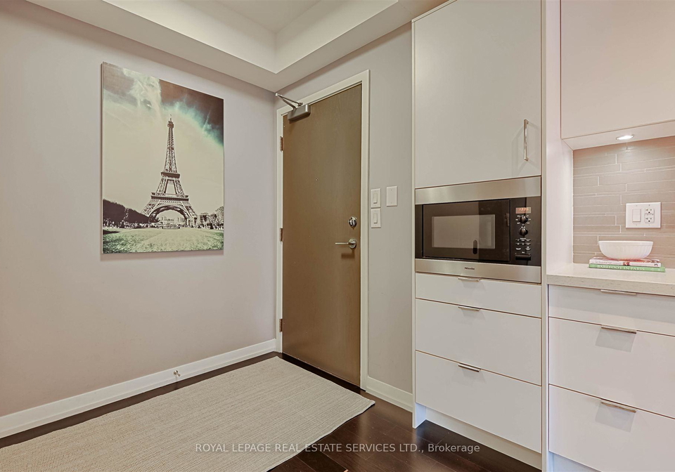 21-widmer-street-toronto-ontario-c13137484