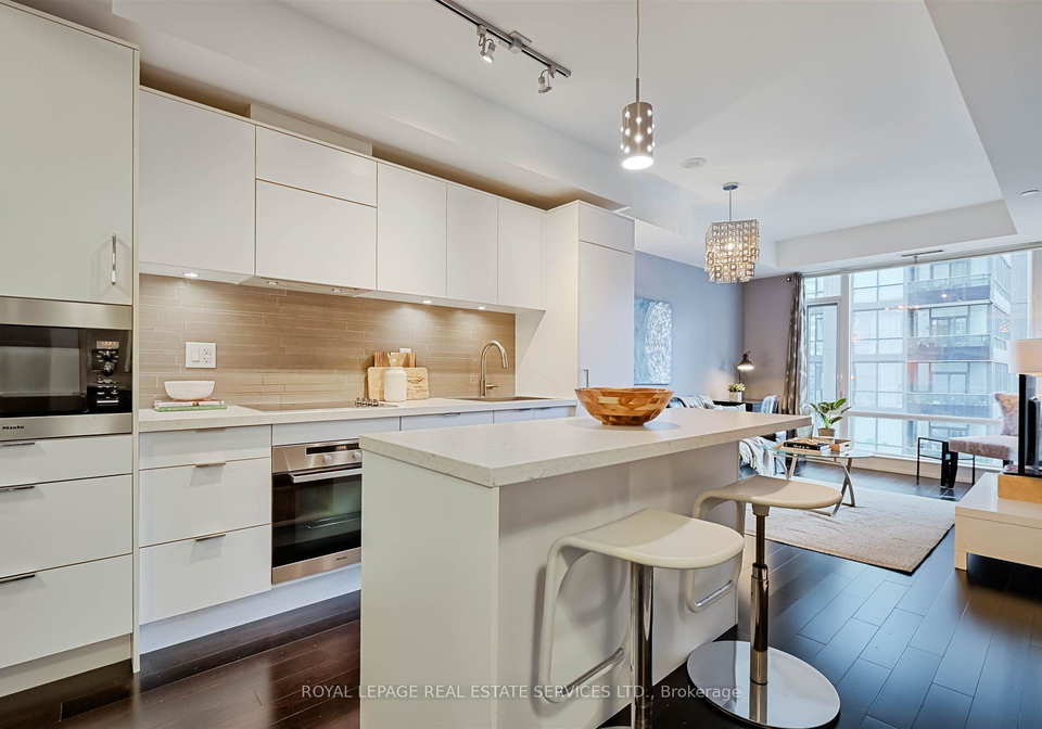 21-widmer-street-toronto-ontario-c13137484