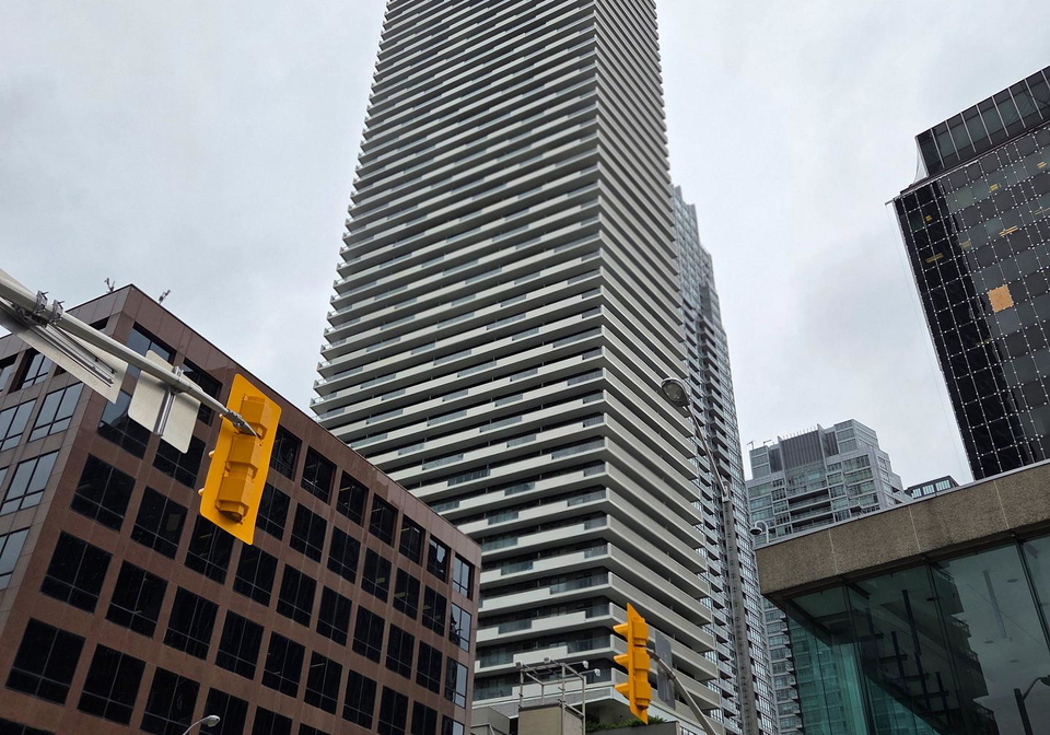 2221-yonge-street-toronto-ontario-c13139648