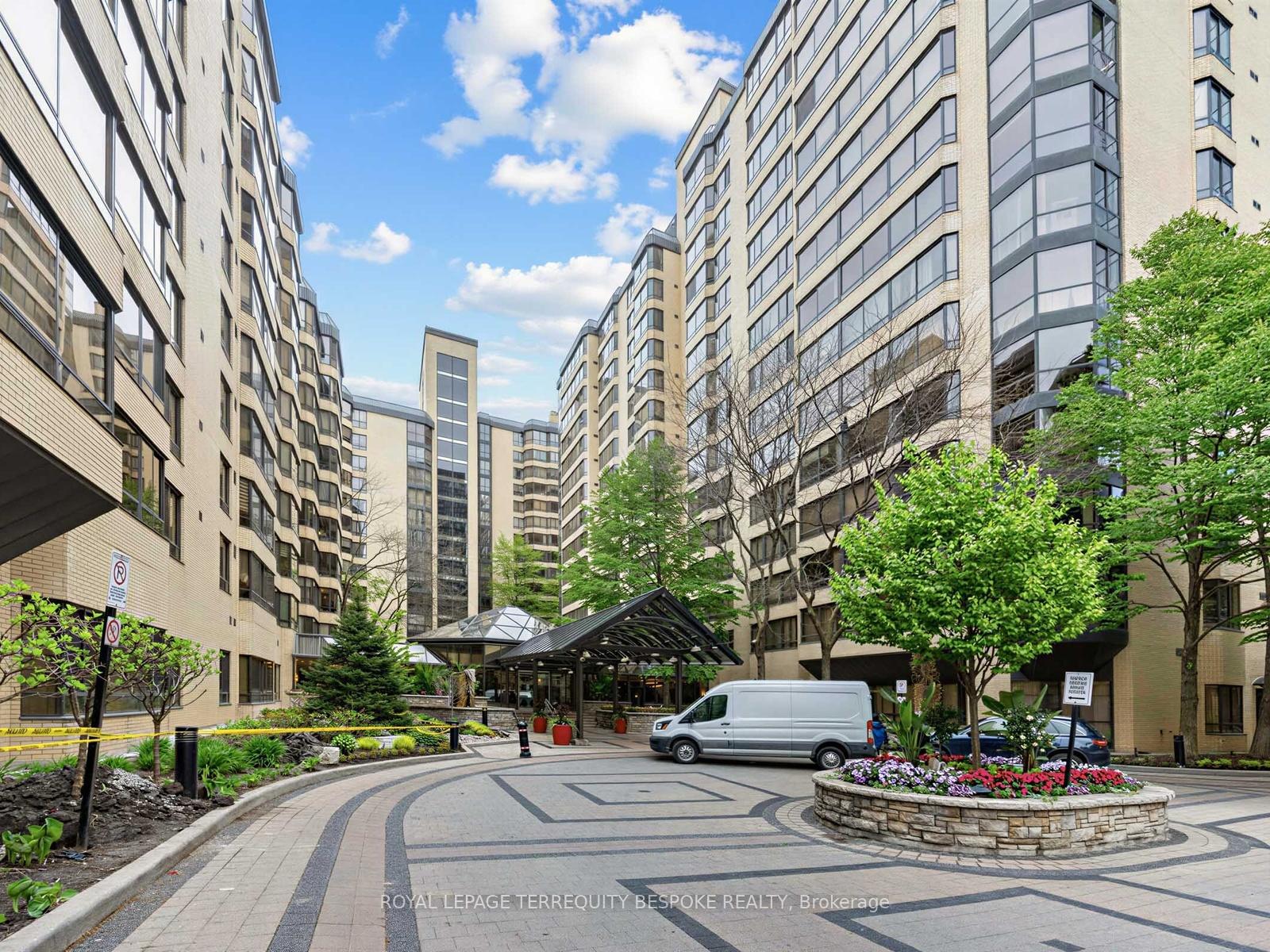 211-st-patrick-street-toronto-ontario-c13140498