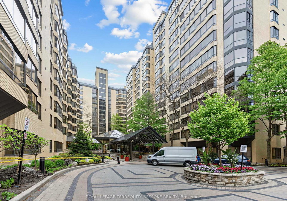 211-st-patrick-street-toronto-ontario-c13140498