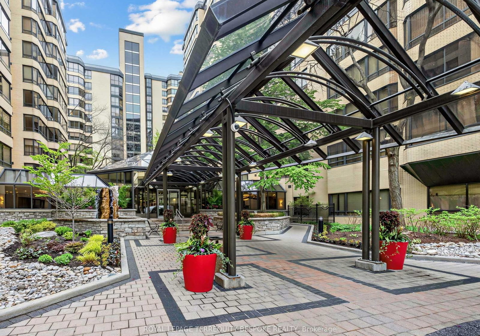 211-st-patrick-street-toronto-ontario-c13140498