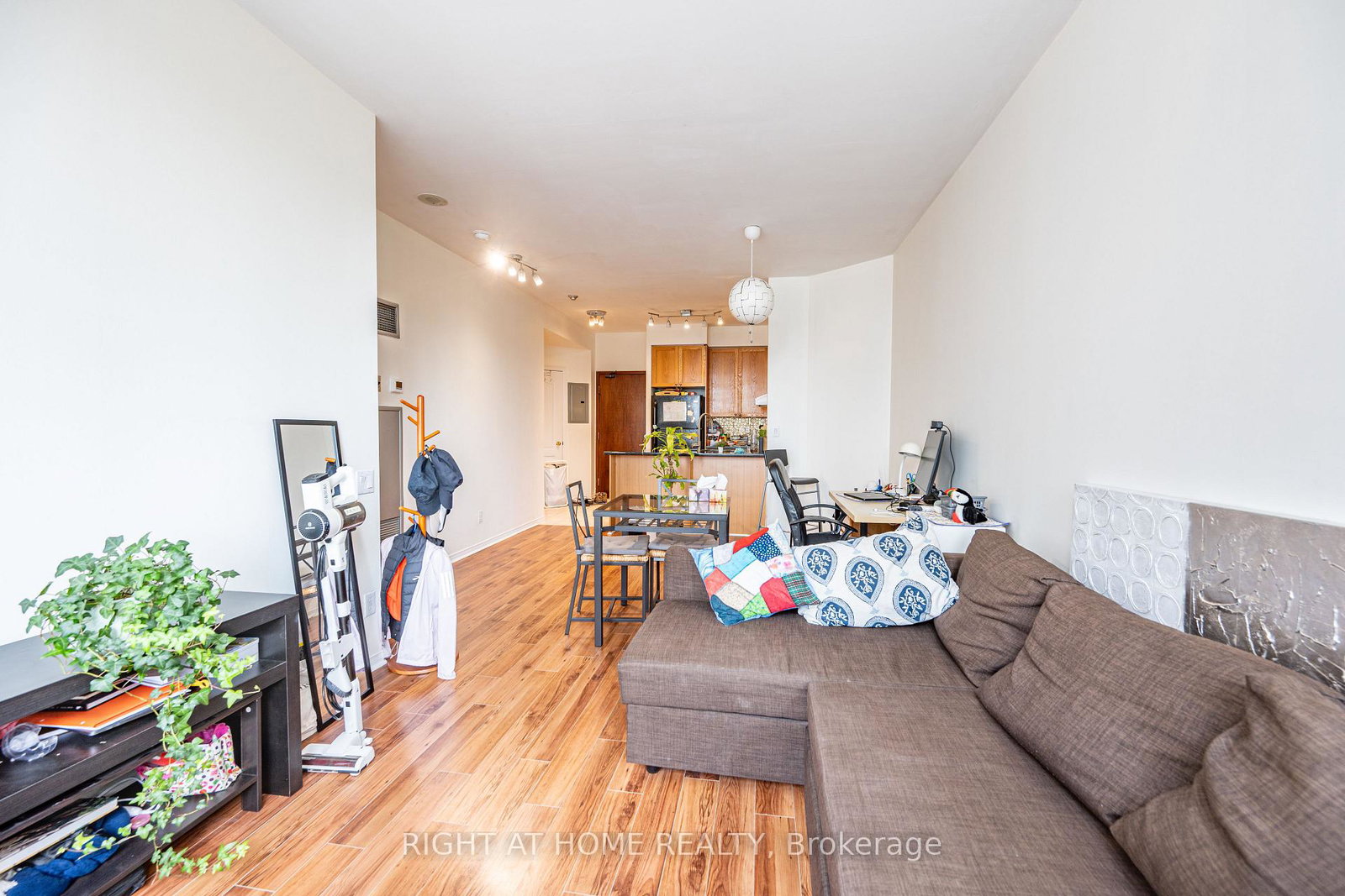 555-yonge-street-toronto-ontario-c13143992