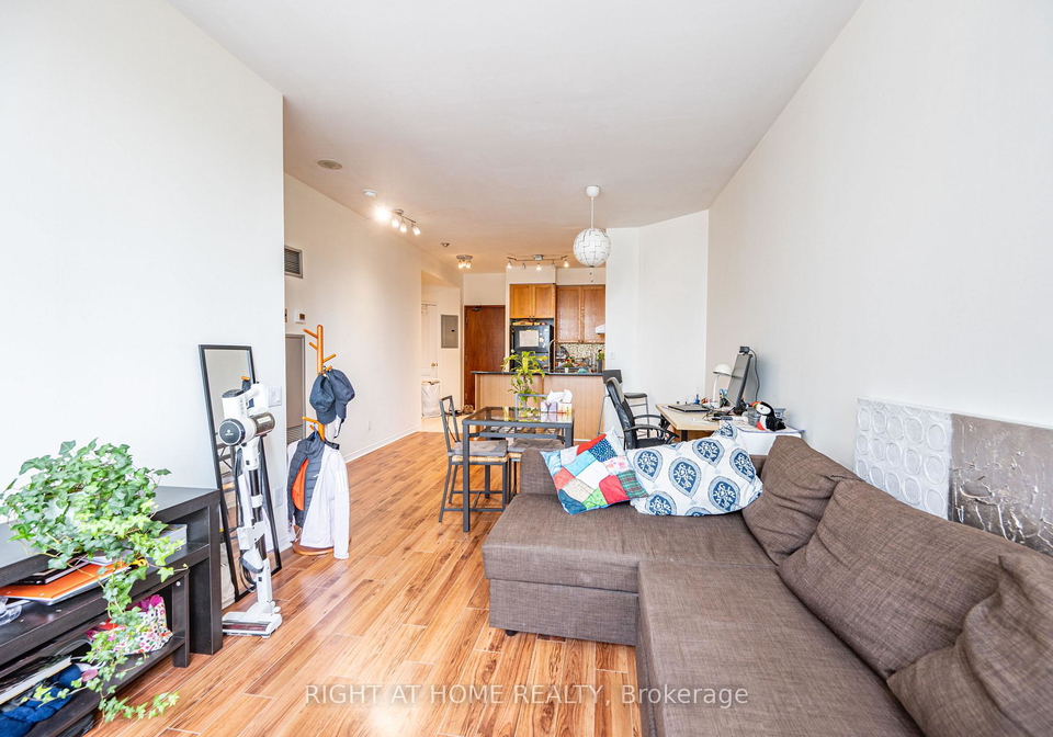 555-yonge-street-toronto-ontario-c13143992