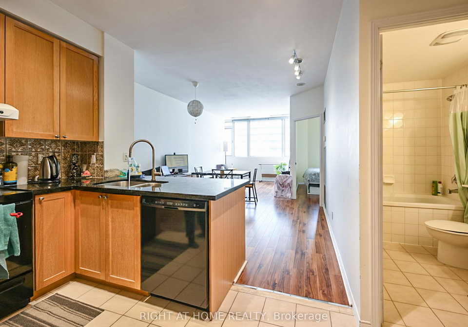 555-yonge-street-toronto-ontario-c13143992