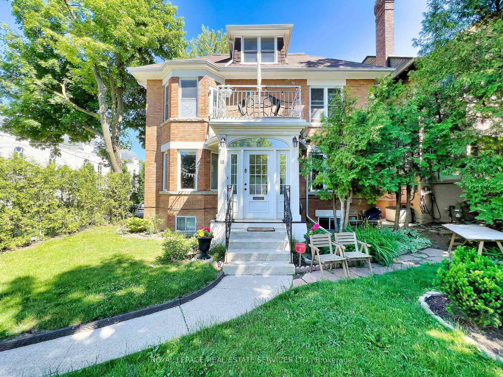 18-shorncliffe-avenue-toronto-ontario-c13144390