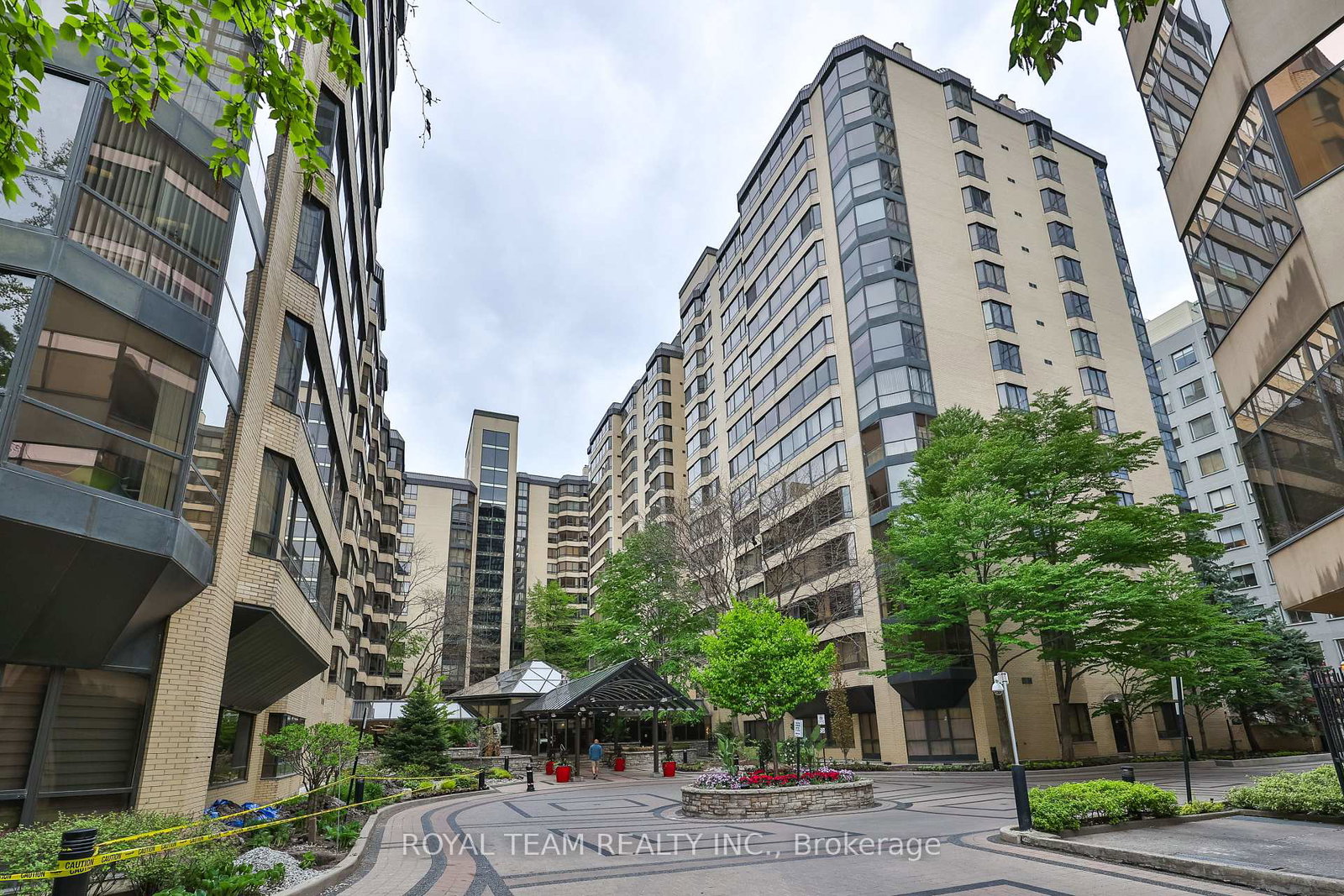 211-saint-patrick-street-toronto-ontario-c13146258