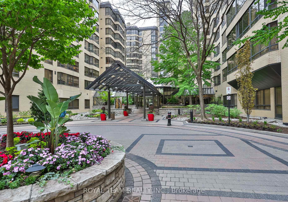 211-saint-patrick-street-toronto-ontario-c13146258