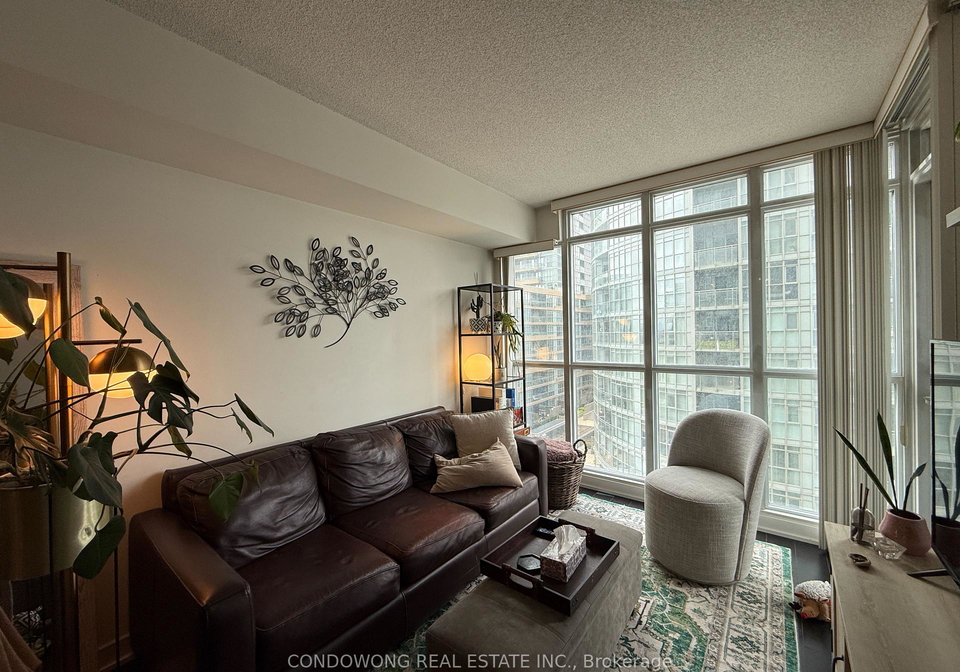 15-iceboat-terrace-toronto-ontario-c13146378