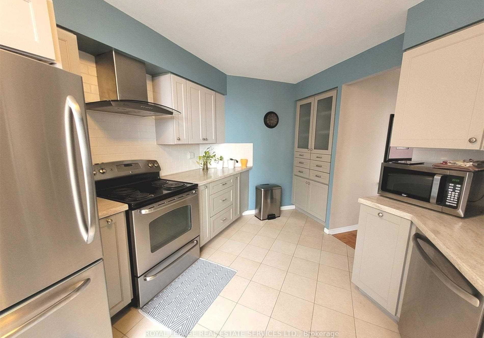 11-thorncliffe-pk-drive-east-york-ontario-c13148414