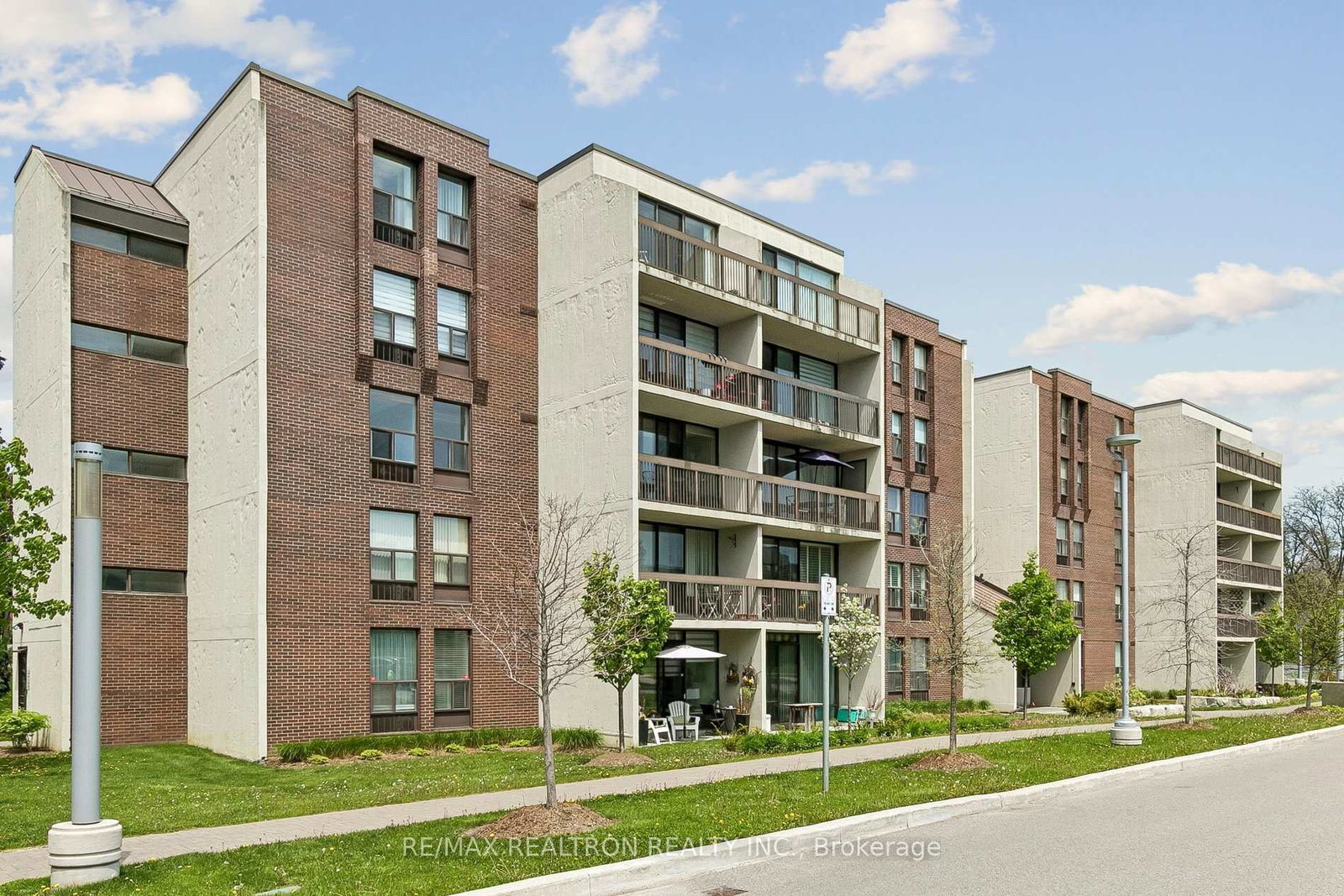 10-fashion-roseway-north-york-ontario-c13148936