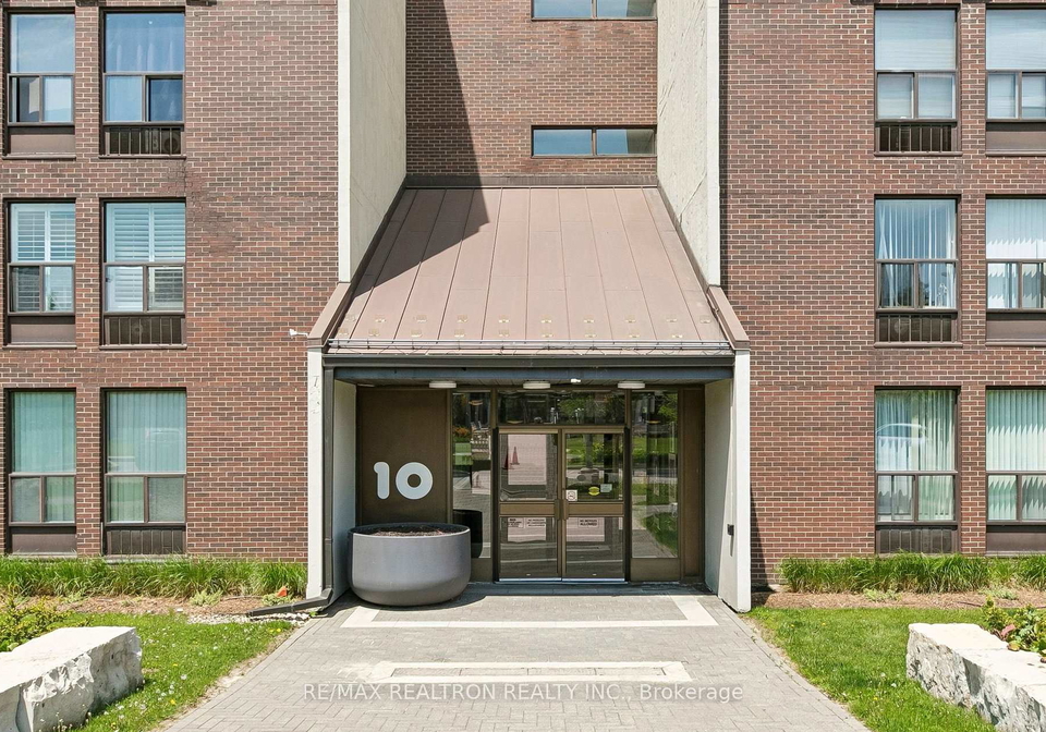 10-fashion-roseway-north-york-ontario-c13148936