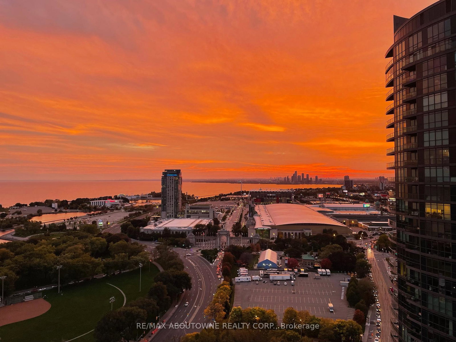 215-fort-york-boulevard-toronto-ontario-c13154212