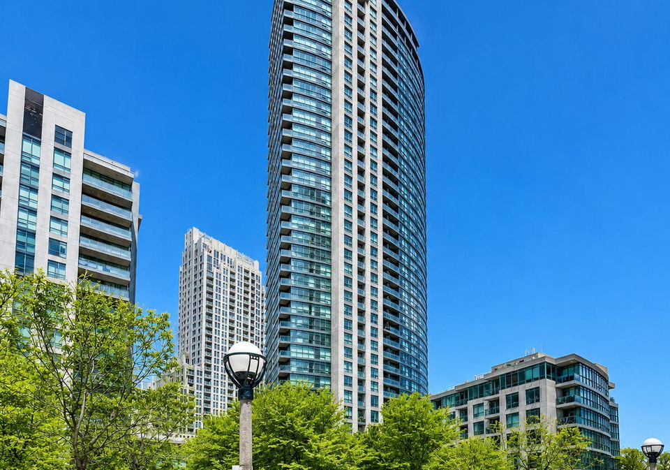215-fort-york-boulevard-toronto-ontario-c13154212