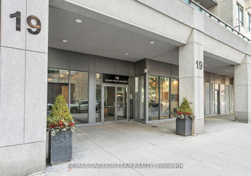 19-grand-trunk-crescent-toronto-ontario-c13155148
