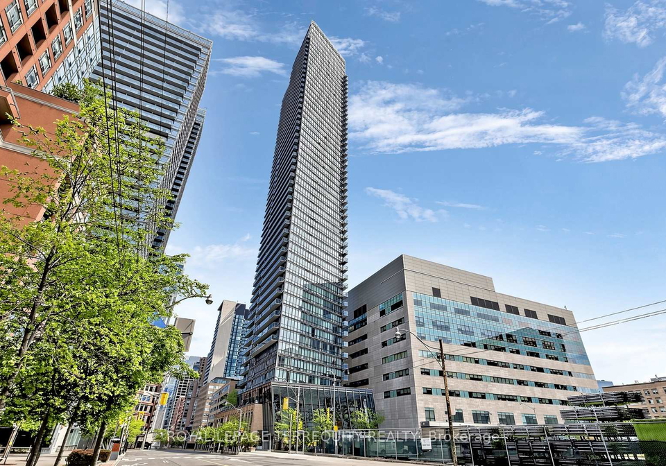 832-bay-street-toronto-ontario-c13158270
