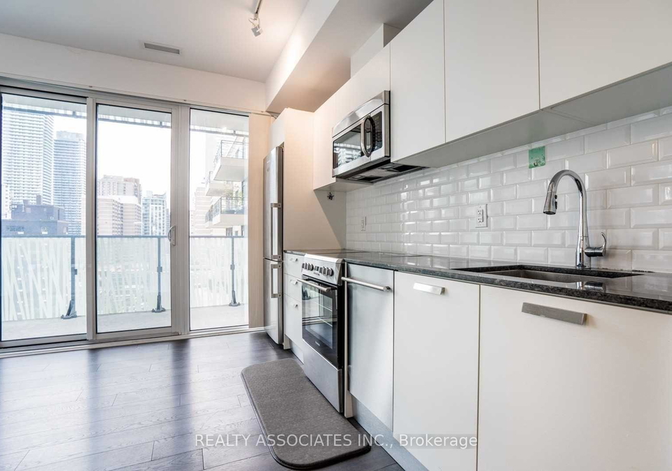 42-charles-street-e-toronto-ontario-c13165820