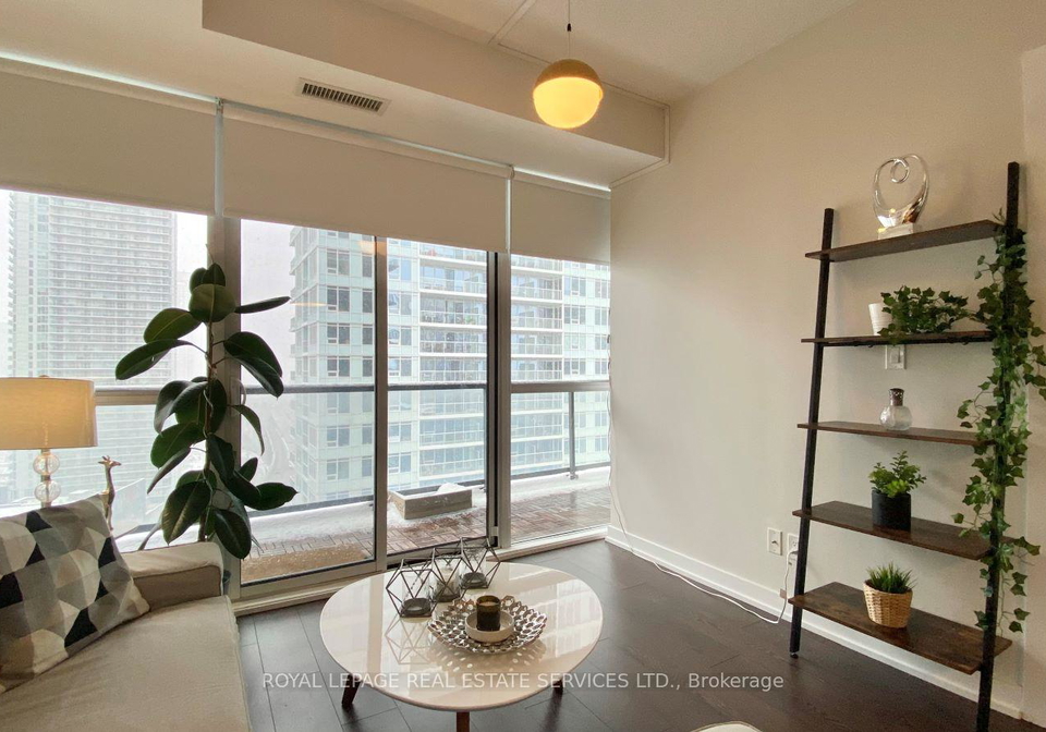 20-bruyeres-mews-toronto-ontario-c13166466