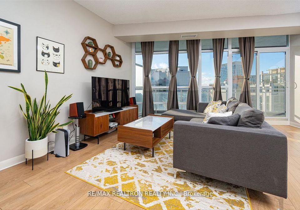 15-bruyeres-mews-toronto-ontario-c13166566