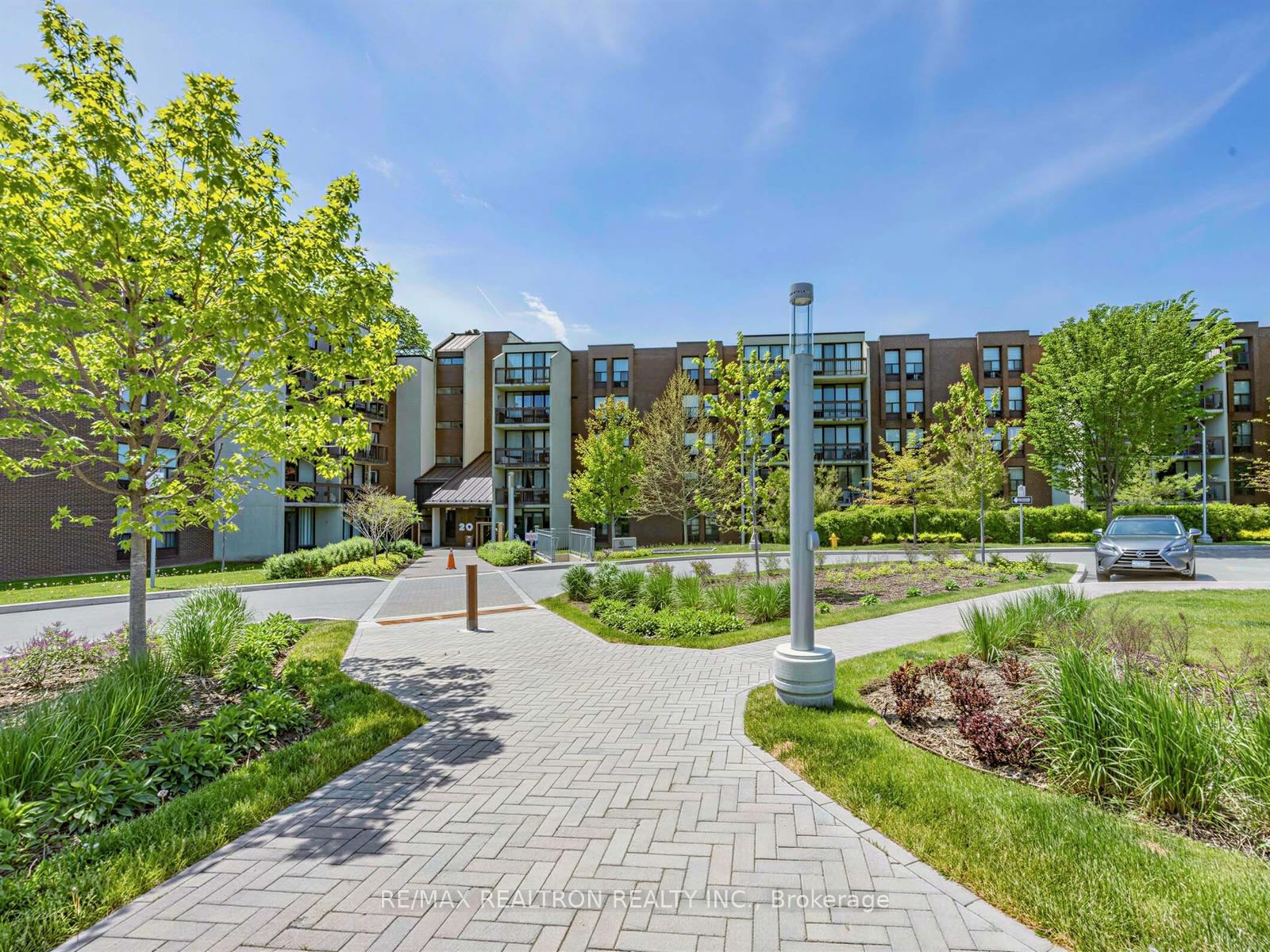 20-fashion-roseway-north-york-ontario-c13167922