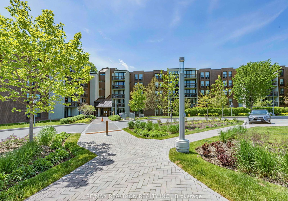 20-fashion-roseway-north-york-ontario-c13167922