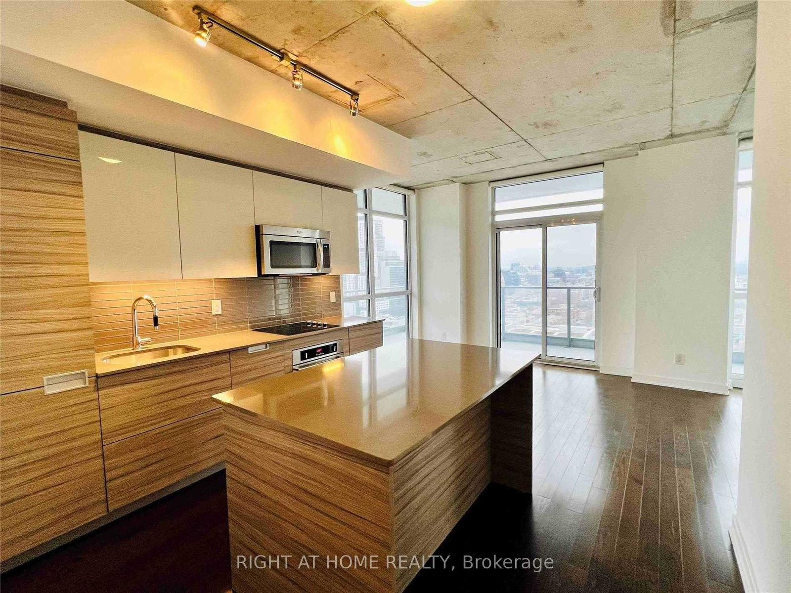 210-simcoe-street-toronto-ontario-c13170528