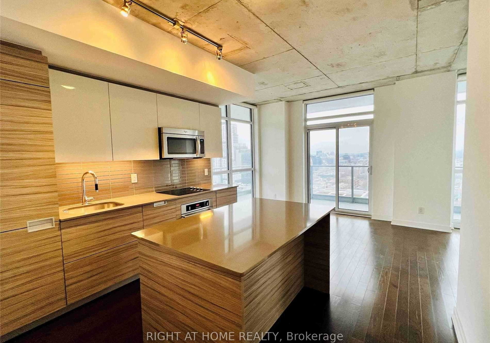 210-simcoe-street-toronto-ontario-c13170528
