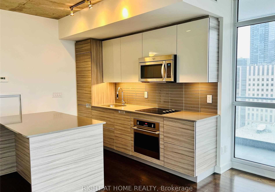 210-simcoe-street-toronto-ontario-c13170528
