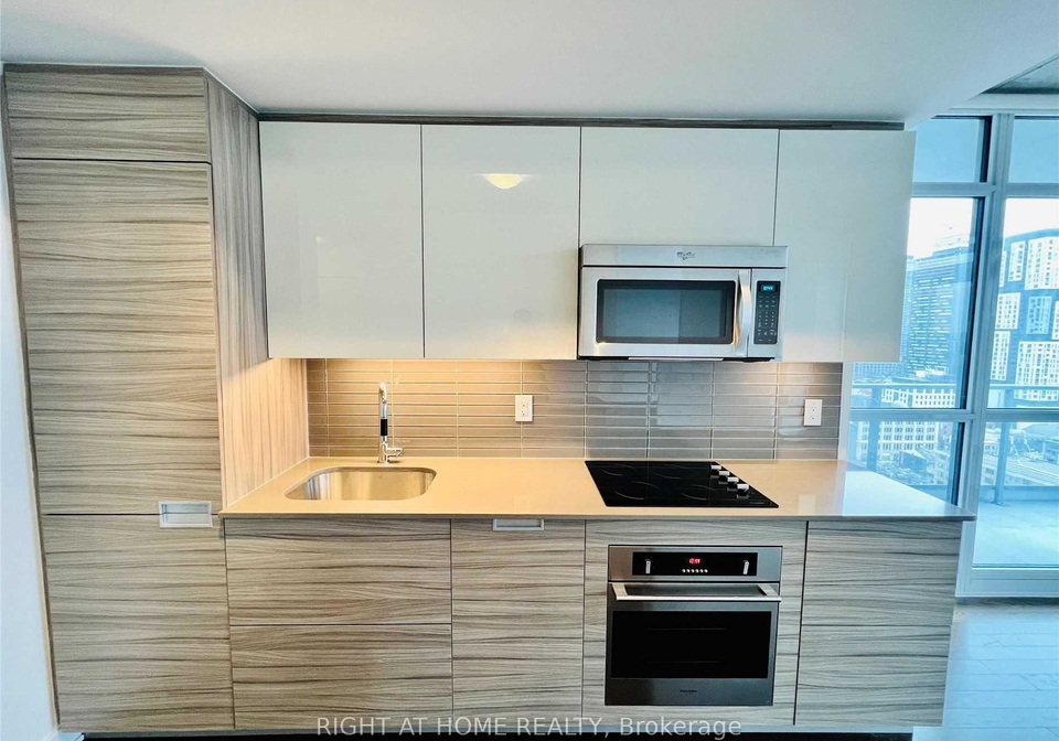210-simcoe-street-toronto-ontario-c13170528