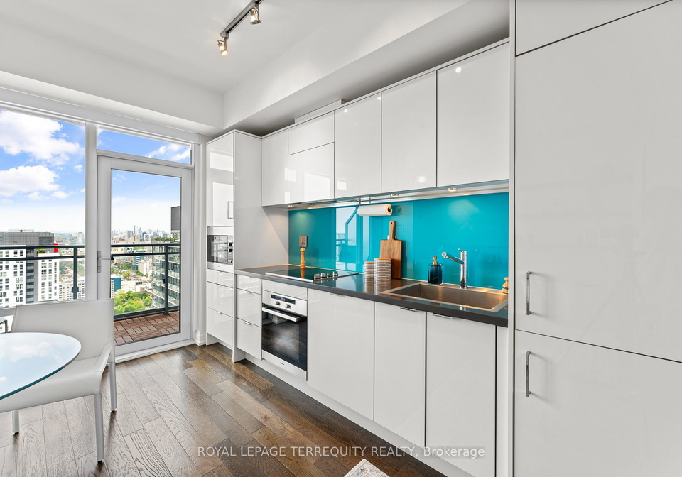 21-widmer-street-toronto-ontario-c13170696