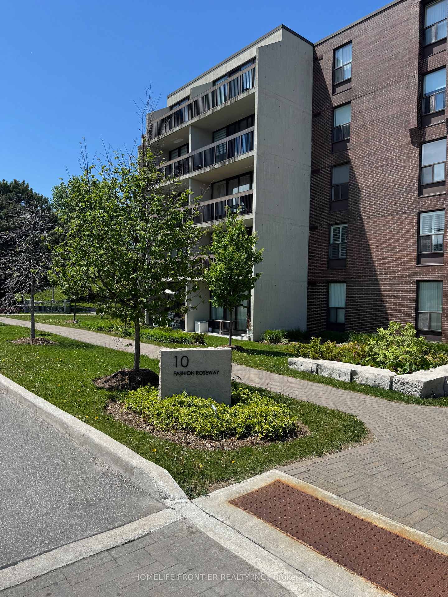 10-fashion-roseway-north-york-ontario-c13176922