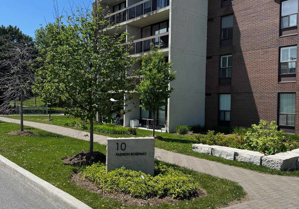 10-fashion-roseway-north-york-ontario-c13176922