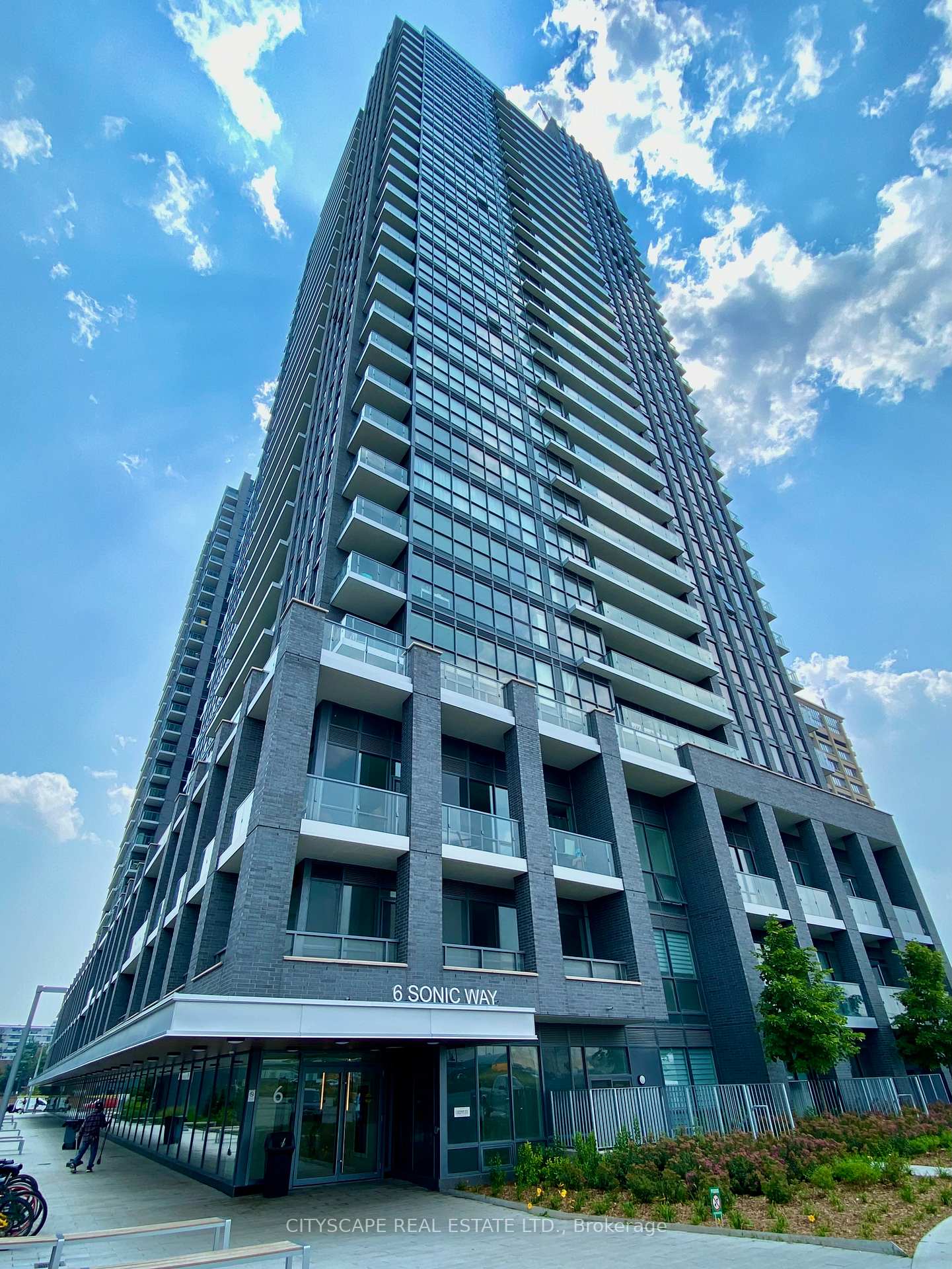 6-sonic-way-east-york-ontario-c13206312
