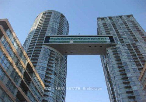 15-iceboat-terrace-toronto-ontario-c13211442