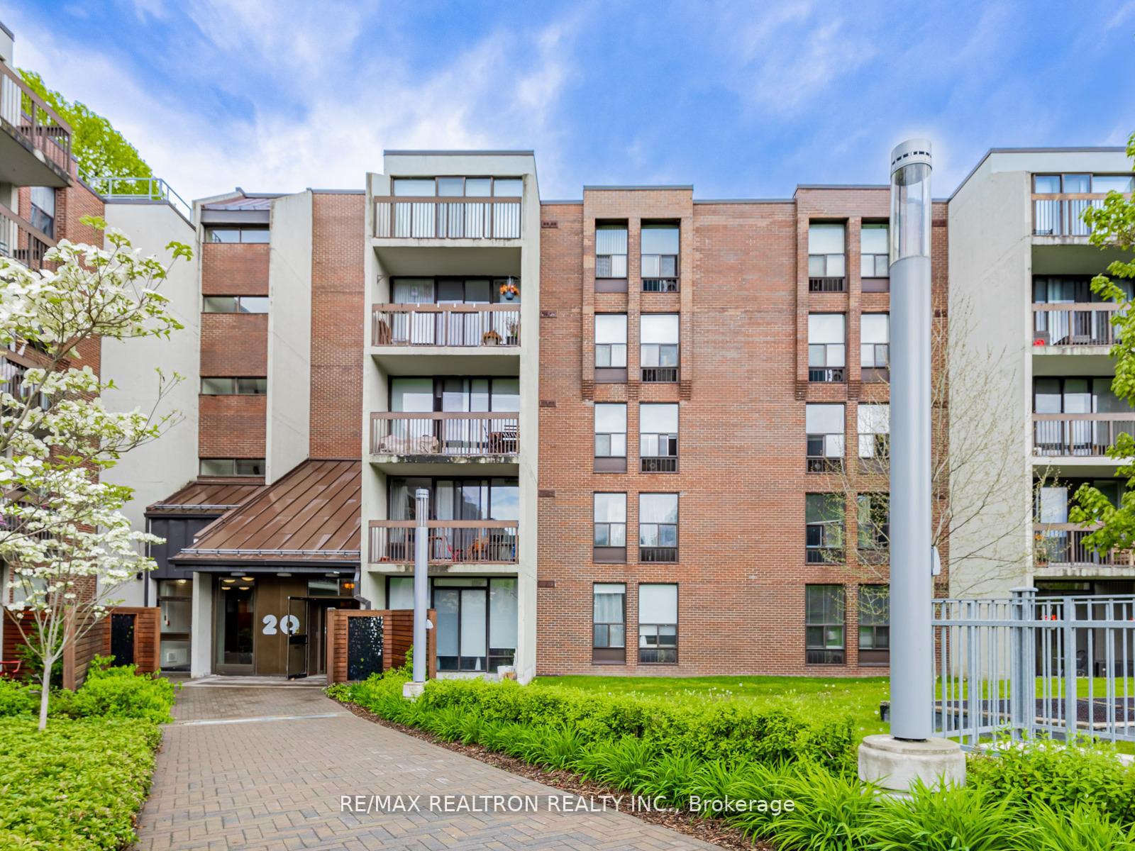 20-fashion-roseway-north-york-ontario-c13222758