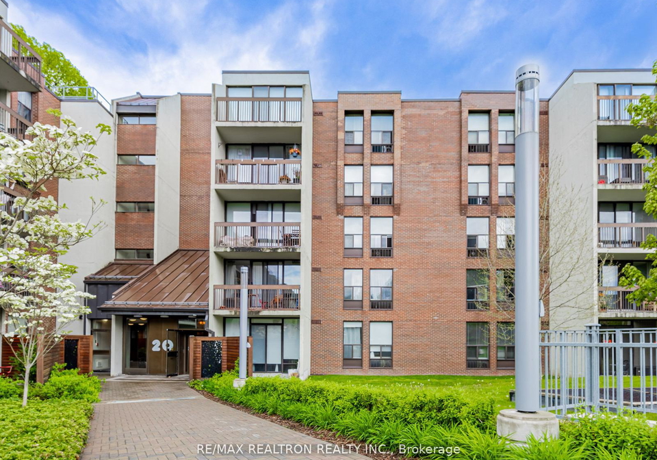 20-fashion-roseway-north-york-ontario-c13222758