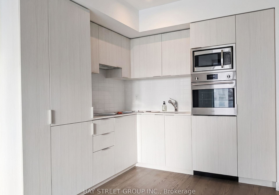 11-wellesley-street-w-toronto-ontario-c13223392