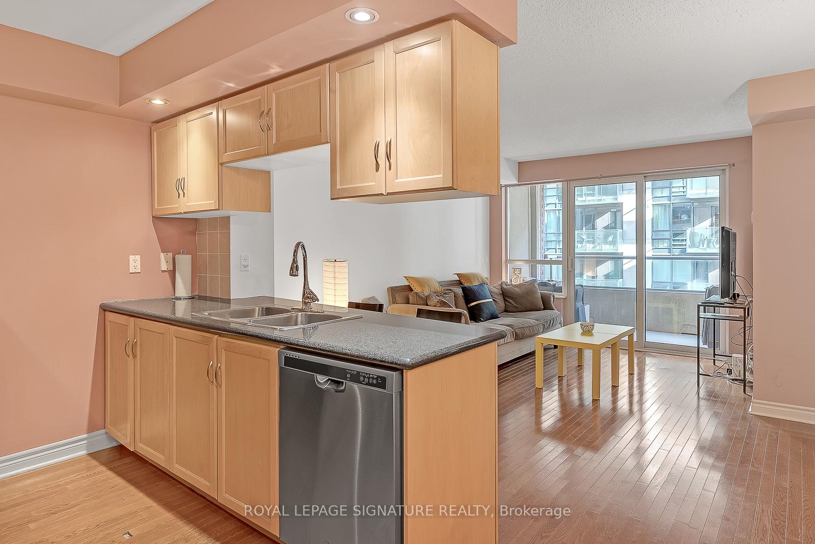 270-wellington-street-w-toronto-ontario-c13226792