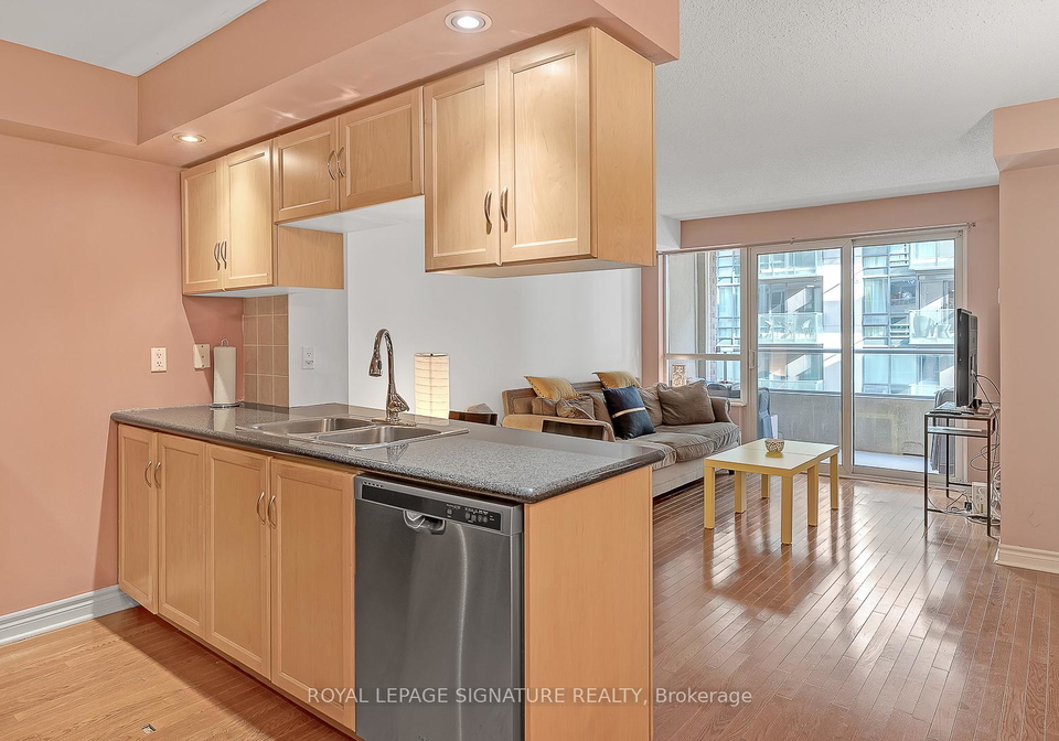 270-wellington-street-w-toronto-ontario-c13226792