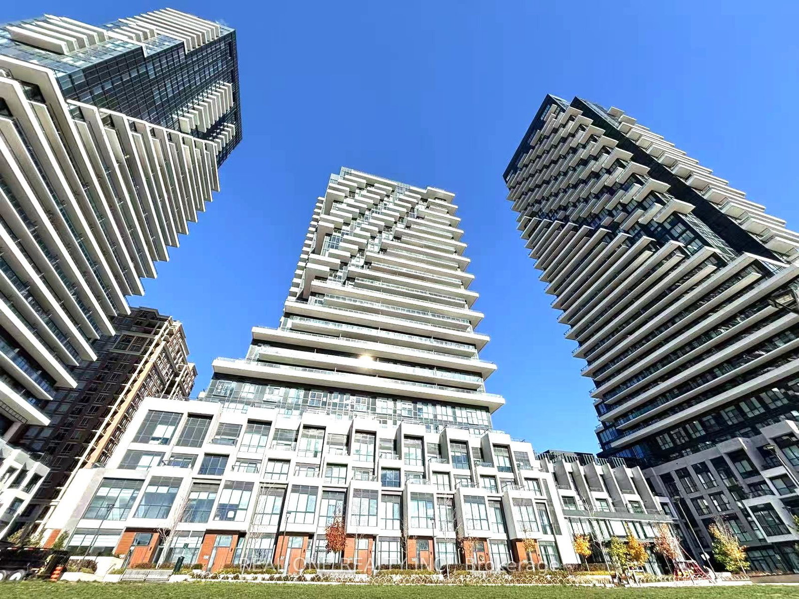 30-inn-on-the-park-drive-north-york-ontario-c13227438
