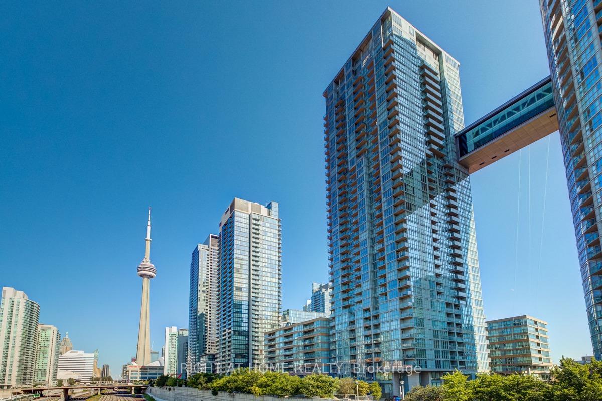 15-iceboat-terrace-toronto-ontario-c13227606