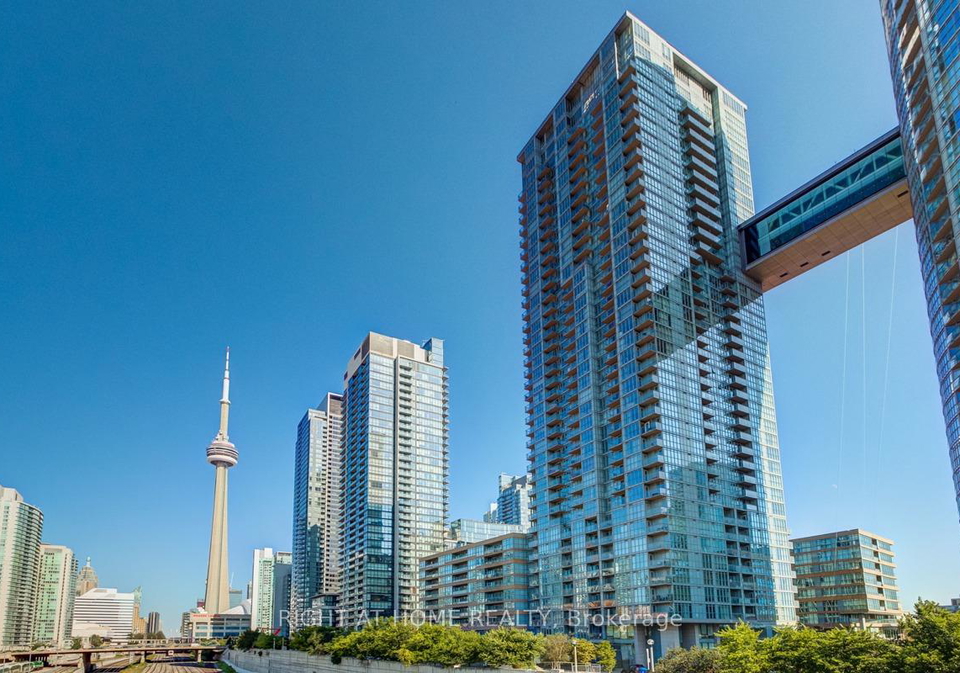 15-iceboat-terrace-toronto-ontario-c13227606
