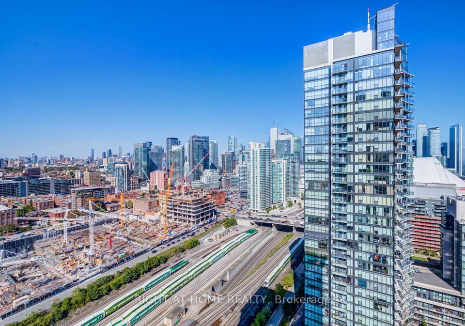 15-iceboat-terrace-toronto-ontario-c13227606