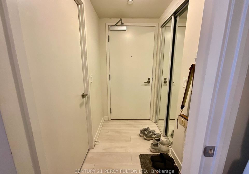 6-sonic-way-east-york-ontario-c13233194