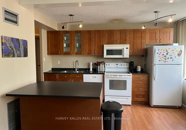 633-bay-street-toronto-ontario-c13233670